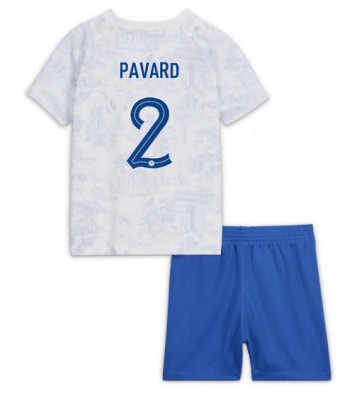 Frankrig Benjamin Pavard #2 Replika Babytøj Udebanesæt Børn VM 2022 Kortærmet (+ Korte bukser)